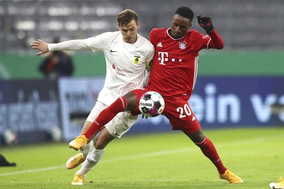 Duren&#039;s Philipp Simon challenges for the ball with Bayern&#039;s Bouna Sarr, right, during the 1st round German Soccer Cup match between FC Bayern Munich and FC Duren, at the Allianz Arena in Mun ...