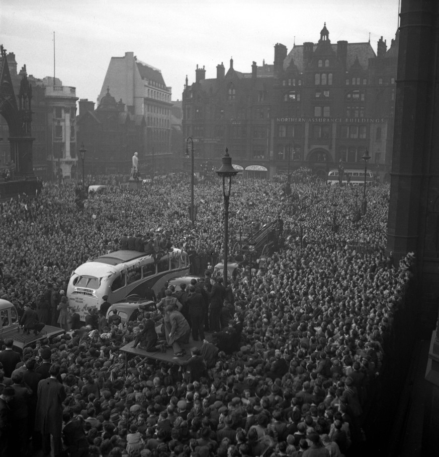 Bildnummer: 08522811 Datum: 01.04.1948 Copyright: imago/United Archives
Huge crowds turned out in Manchester city centre to welcome home the victorious players of Manchester United football team who b ...