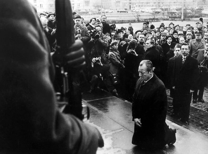 ARCHIV - Bundeskanzler Willy Brandt kniet am 7. Dezember 1970 vor dem Mahnmal im einstigen j