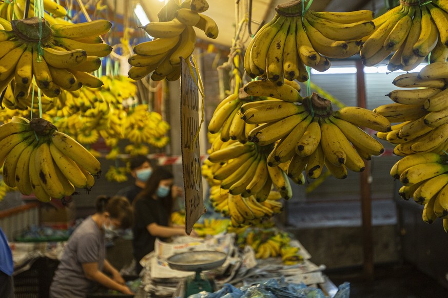 epaselect epa08559831 A banana stall at a wet market in Kuala Lumpur, Malaysia, 22 July 2020. Malaysian consumers have been urged to spend to help the country&#039;s economic recovery. EPA/AHMAD YUSNI