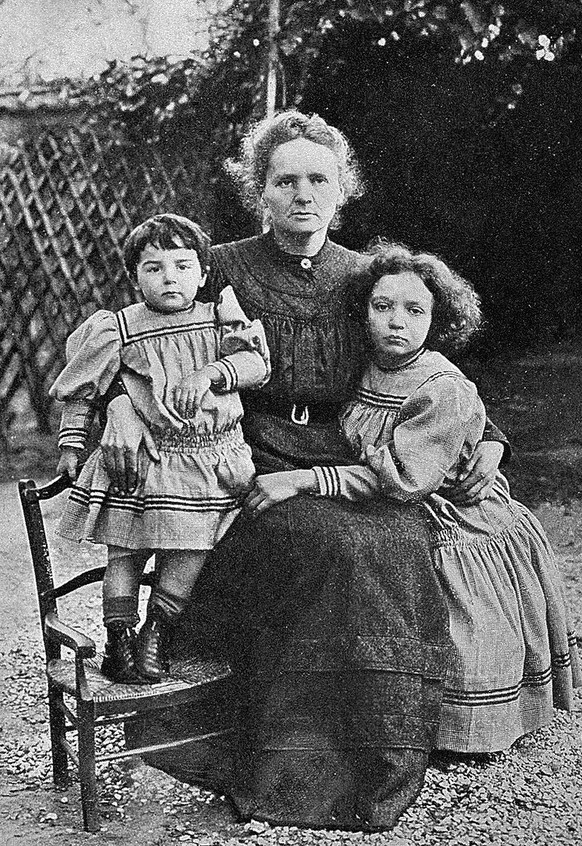 Marie Curie mit ihren Töchtern Ève und Irène.