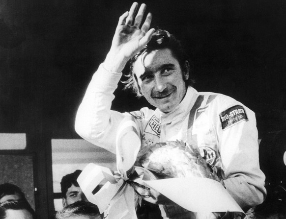 Der Schweizer Formel 1-Rennfahrer Jo Siffert jubelt am 20. Juli 1968 ueber seinen Sieg beim Grand Prix von Brands Hatch, Grossbritannien. Er gewann das Rennen auf einem Lotus-Ford. (KEYSTONE/Str) ===  ...