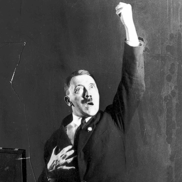 Fanatiker mit welthistorischer Mission: Hitler übt vor dem Spiegel, 1925.&nbsp;