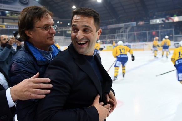 Ex-Ambri player Paolo Duca, right, with Davos&#039;s coach Arno del Curto, left, during the retreat ceremony of his jersey number 46 before the preliminary round game of the National League Swiss Cham ...