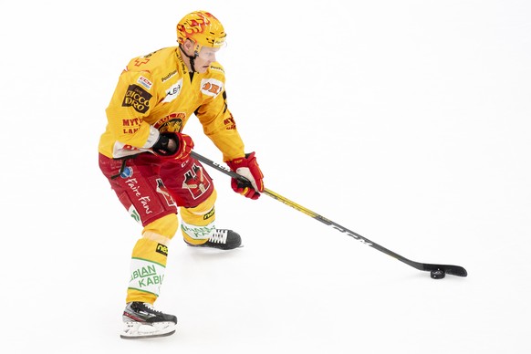 Le top scorer de Langnau Harri Pesonen patine avec le puck lors du match du championnat suisse de hockey sur glace de National League entre le Lausanne HC et le SCL Langnau Tigers ce mardi 25 fevrier  ...