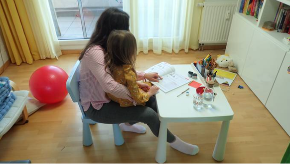 Katharina Huber (Name geändert) mit ihrer Tochter beim Unterricht im Wohnzimmer