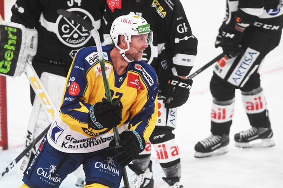 Davos&#039; player Joe Thornton celebrates the 2-2 goal, during the match of National League Swiss Championship between HC Lugano and HC Davos at the ice stadium Corner Arena in Lugano, on Friday, Oct ...