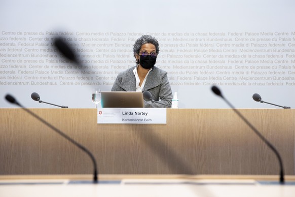 Linda Nartey, Kantonsaerztin Bern, spricht waehrend einer Medienkonferenz zur aktuellen Situation des Coronavirus, am Mittwoch, 7. April 2021 in Bern. (KEYSTONE/Peter Klaunzer)