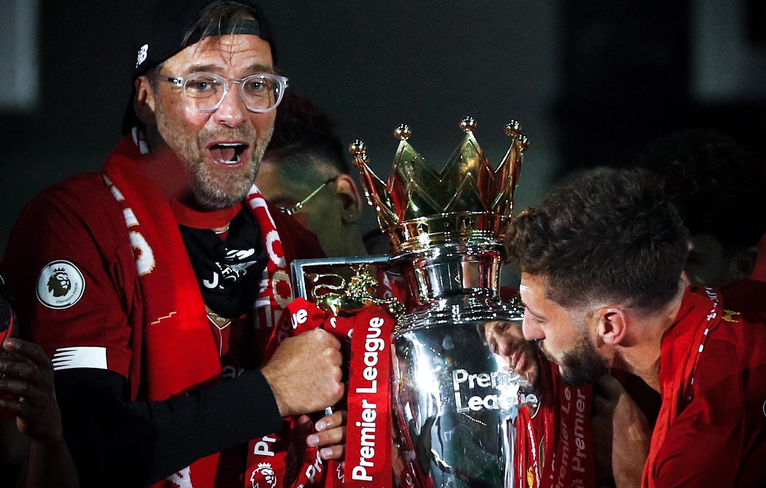 epa08561559 Liverpool&#039;s head coach Juergen Klopp (L) lifts the Premier League trophy following the English Premier League soccer match between Liverpool FC and Chelsea FC in Liverpool, Britain, 2 ...