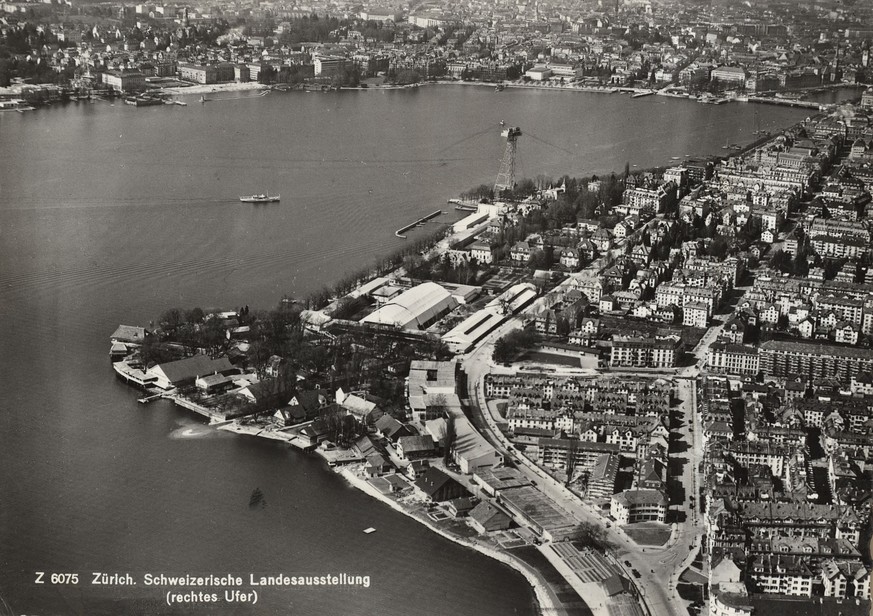 Blick aufs untere Seebecken, mit dem Zürichhorn und dem Seilbahnturm am rechten Ufer.&nbsp;Während der Dauer der Landi fuhren gut 700'000 Personen mit der Bahn.