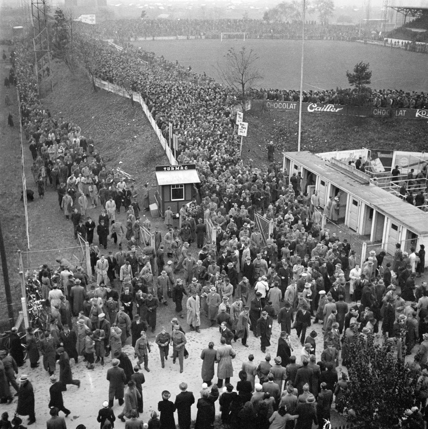 Zuschauer stroemen am 12. November 1939 vor dem Laenderspiel Schweiz gegen Italien ins Hardturm-Stadion in Zuerich. Die Schweiz gewinnt das Spiel mit 3:1. (KEYSTONE/PHOTOPRESS-ARCHIV/STR) === , ===
