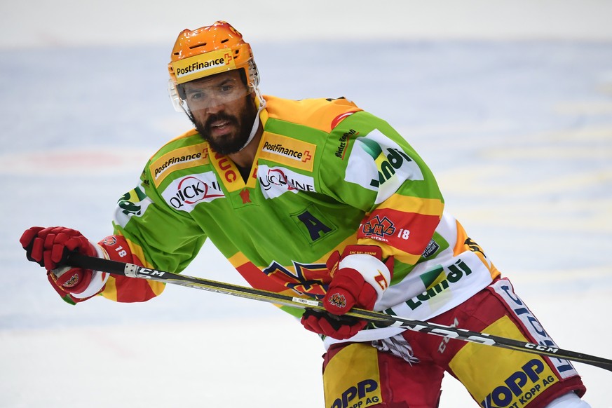 Bienne&#039;s Topscorer Robbie Earl during the preliminary round game of National League Swiss Championship 2017/18 between HC Ambrì Piotta and EHC Biel, at the ice stadium Valascia in Ambrì, Switzerl ...
