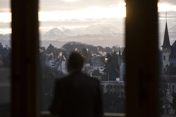 Ein Parlamentarier steht auf dem Raucherbalkon, waehrend der Wintersession der Eidgenoessischen Raete, am Donnerstag, 19. Dezember 2019, im Nationalrat in Bern. (KEYSTONE/Peter Klaunzer)