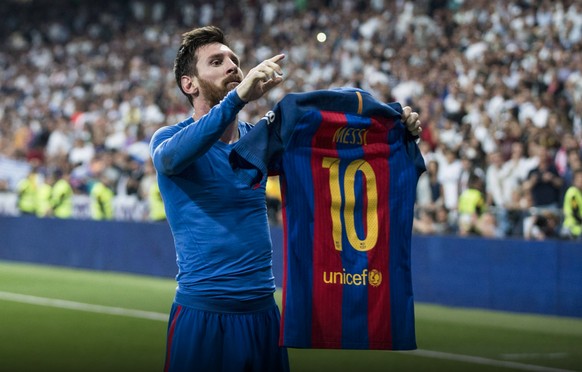 Lionel Messi schiesst seinen FC Barcelona in einem begeisternden Clásico gegen Real Madrid in der 92. Minute zum 3:2-Sieg. Danach präsentiert er den Zuschauern im Madrider Bernabeu lässig sein Trikot  ...