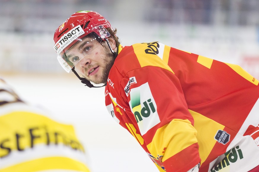 L&#039;attaquant biennois Marc-Antoine Pouliot lors du match du championnat suisse de hockey sur glace de National League entre le HC Bienne et le Geneve Servette HC ce samedi, 16 septembre 2017 a la  ...