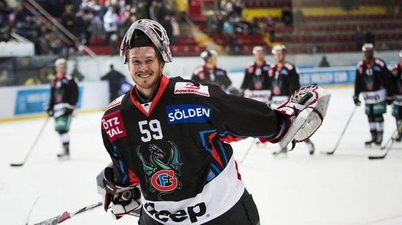 Le gardien fribourgeois Dennis Saikkonen, fete la victoire lors de la rencotre des 1/8-finale de la Coupe Suisse de hockey sur glace, entre le HC Fribourg-Gotteron et les ZSC Lions ce mercredi 26 octo ...