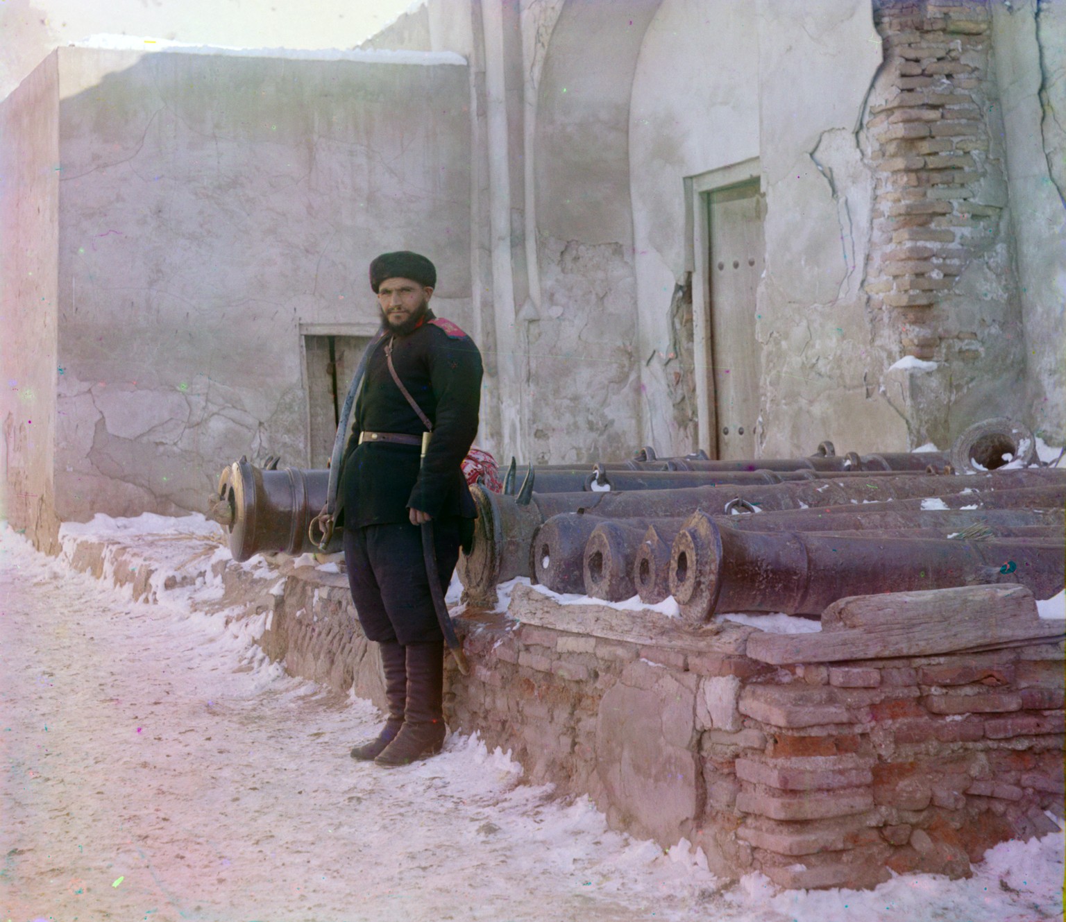 Palastwache vor alten Kanonen in Buchara im heutigen Usbekistan.