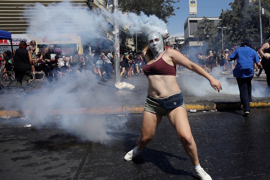 epa08279517 Women clash with Carabineros as thousands of women march during the celebration of International Women&#039;s Day, in Santiago, Chile, 08 March 2020. EPA/Alberto Valdes