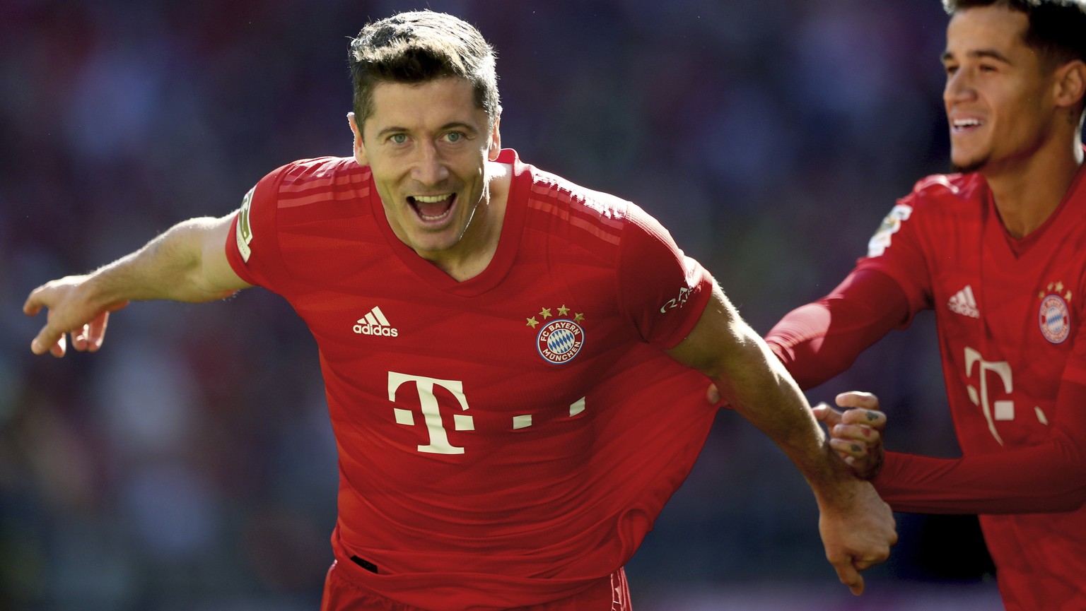 Bayern&#039;s Robert Lewandowski, left, celebrates after scoring the opening goal during the German Bundesliga soccer match between FC Bayern Munich and 1. FC Cologne in Munich, Germany, Saturday, Sep ...