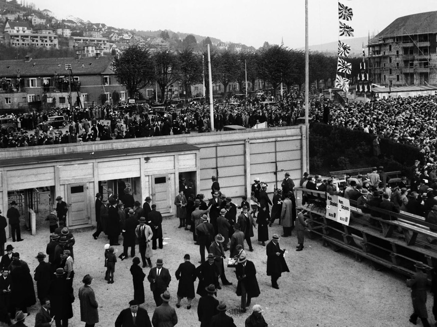 Das zahlreich erschienene Publikum beim Spiel Schweiz-Deutschland am 19. November 1933 im Hardturm-Stadion in Zuerich. Das Spiel endet 0:2. (KEYSTONE/PHOTOPRESS-ARCHIV/Str) === , === : FILM, Mittelfor ...