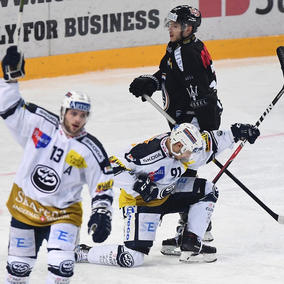 Ambri&#039;s player Fabio Hofer, center, celebrates the 1 - 4 goal, during the preliminary round game of National League Swiss Championship 2018/19 between HC Lugano and HC Ambri Piotta, at the Corner ...