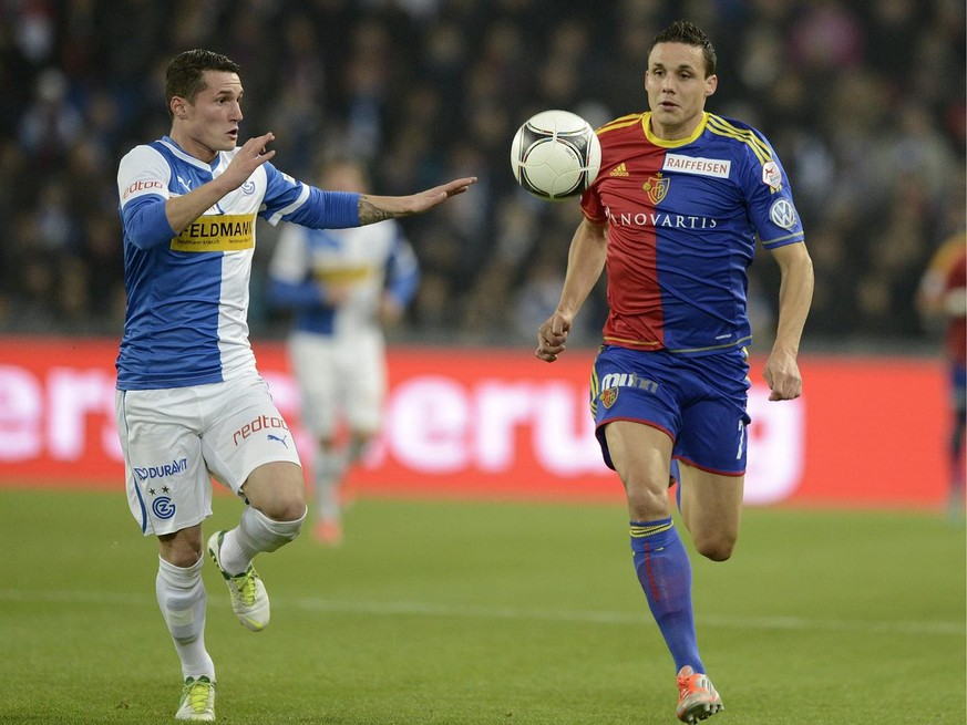 Grasshopper&#039;s Taulant Xhaka, left, fights for the ball against Basel&#039;s David Degen, right, during the Super League soccer match between FC Basel 1893 and Grasshopper Club Zuerich at the St.  ...