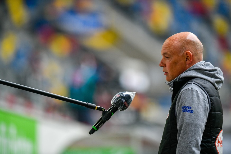 epa08426068 Fortuna Duesseldorf&#039;s head coach Uwe Roesler gives an interview prior to the German Bundesliga soccer match between Fortuna Dusseldorf and SC Paderborn in Duesseldorf, Germany, 16 May ...