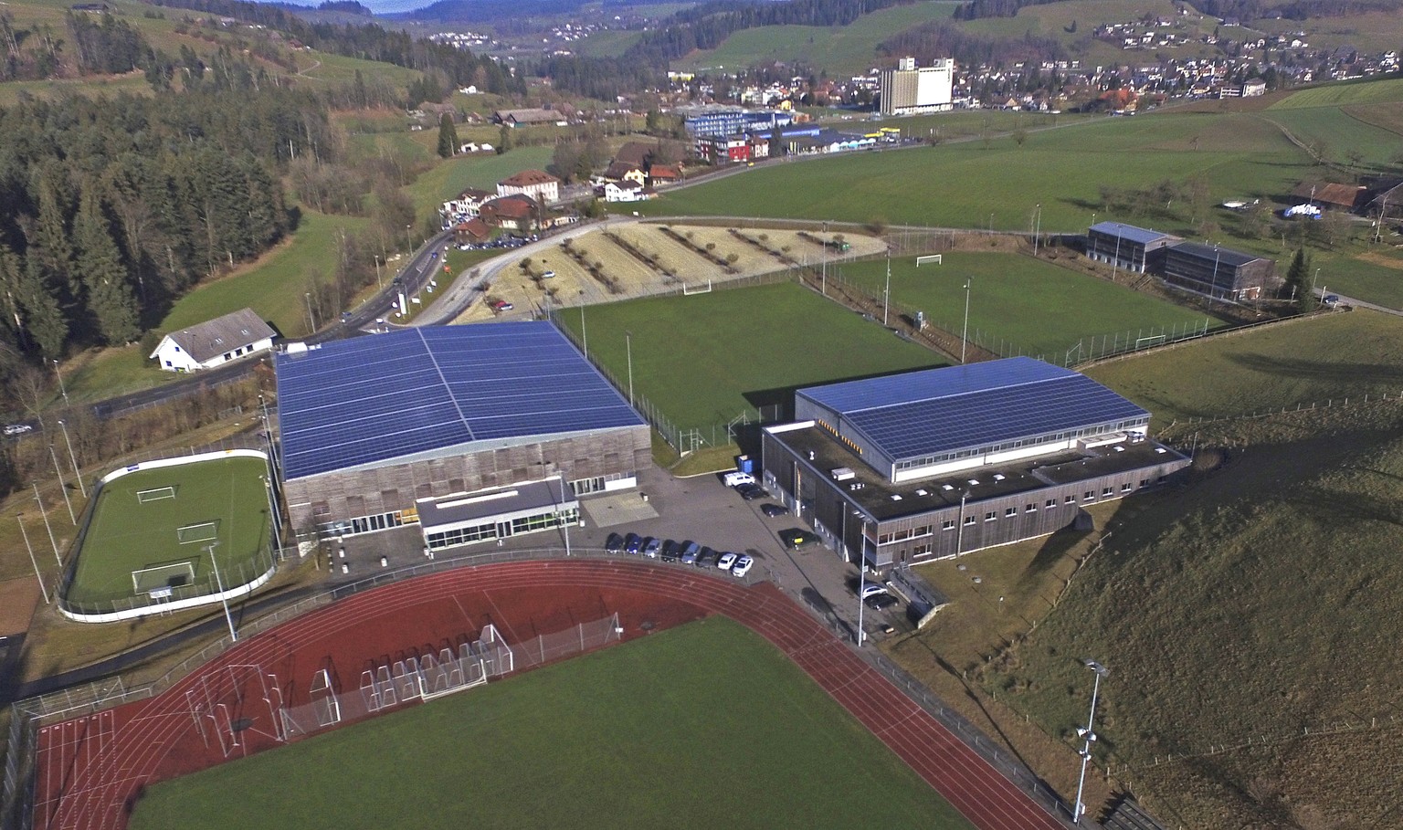 Das Sportzentrum in Huttwil, aufgenommen am Samstag, 19. Dezember 2015. Am Dienstag informierten die kantonale Polizei- und Militaerdirektion und die Einwohnergemeinde Huttwil gemeinsam, dass im Sport ...