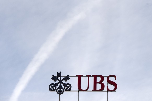 ARCHIV --- ZU DEN QUARTALSZAHLEN DER UBS STELLEN WIR IHNEN FOLGENDES BILD ZUR VERFUEGUNG --- Das UBS Logo fotografiert am Tag der Bilanzmedienkonferenz der Bank UBS am Dienstag, 2. Februar 2016 in Zue ...