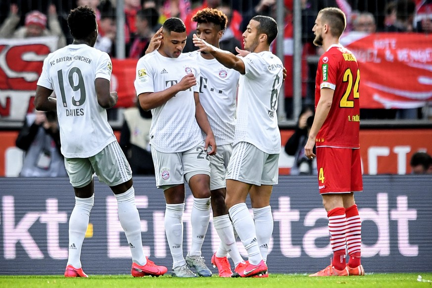 epa08222096 Bayern&#039;s Serge Gnabry (2-L) celebrates with his teammates after scoring the 3-0 lead during the German Bundesliga soccer match between 1. FC Koeln and FC Bayern Muenchen in Cologne, G ...