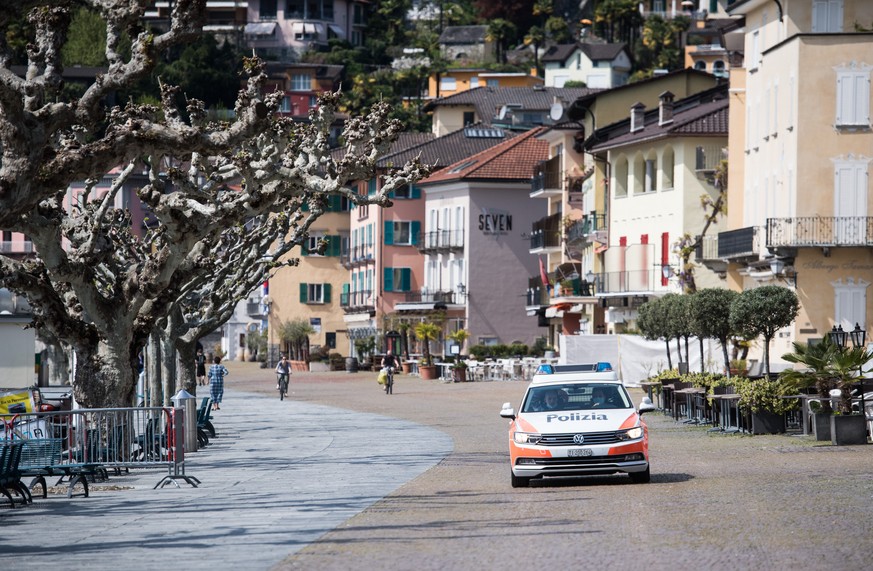 Ein Polizeiauto patrouilliert am Seeuferweg von Ascona, am Sonntag, 12. April 2020. Bundesrat und Tessiner Regierung hatten schon fuer das vergangene Wochenende explizit dazu aufgerufen, nicht ins Tes ...