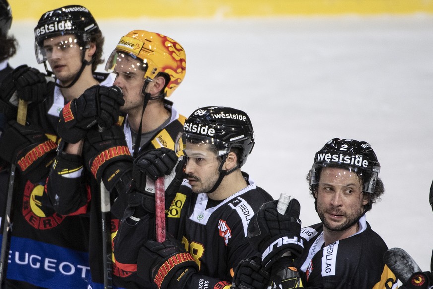 Berns Spieler sind enttaeuscht im Eishockey Meisterschaftsspiel der National League zwischen dem SC Bern und dem HC Lugano, am Samstag, 20. Maerz 2021, in der PostFinance Arena in Bern. (KEYSTONE/Pete ...