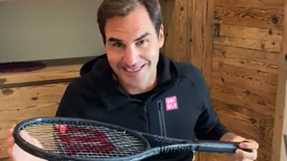 Freudig zeigt Federer seinen neuen Schläger.