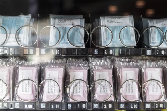 Atemschutzmasken im Verkaufsautomaten Selecta, aufgenommen anlaesslich des Schutzkonzeptes vom Flughafen Zuerich, aufgenommen am Donnerstag, 28. Mai 2020 in Zuerich. (KEYSTONE/Ennio Leanza)