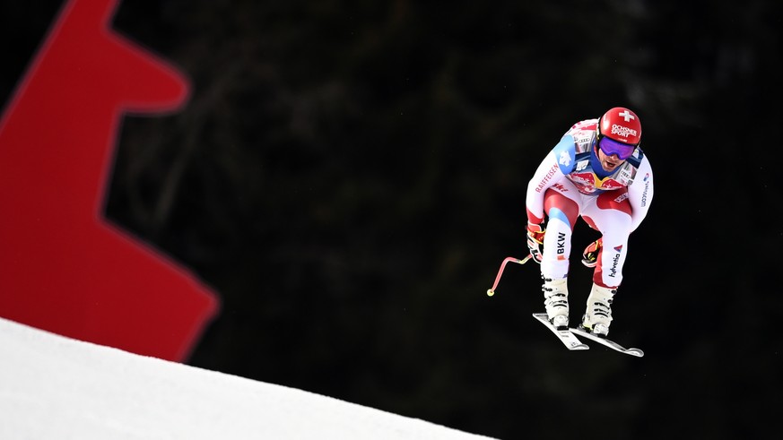 epa08961674 Beat Feuz of Switzerland speeds down the slope during the Men&#039;s Downhill race at the FIS Alpine Skiing World Cup in Kitzbuehel, Austria, 24 January 2021. EPA/CHRISTIAN BRUNA