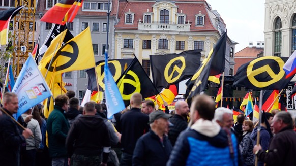 epa07109174 Supporters of the PEGIDA (Patriotic Europeans Against the Islamisation of the Occident) movement hold a flag of the far-right nationalist Identitarian Movement as they gather in Dresden, G ...