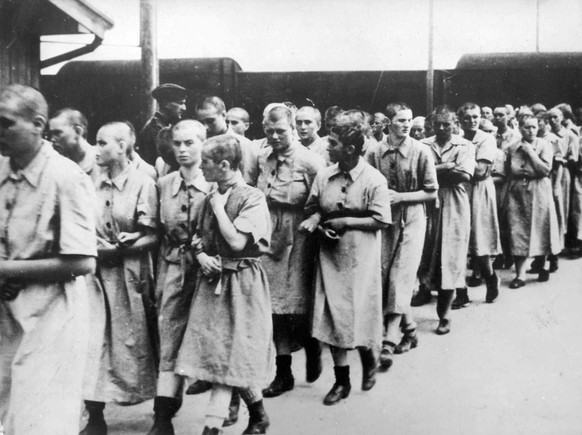 ARCHIVE --- VORSCHAU AUF DEN 75. JAHRESTAG DER BEFREIUNG DES KZ AUSCHWITZ AM 27. JANUAR --- Weibliche Haeftlinge des KZ-Lagers Auschwitz, die zum Arbeitseinsatz im Reichsgebiet ausersehen sind, auf de ...