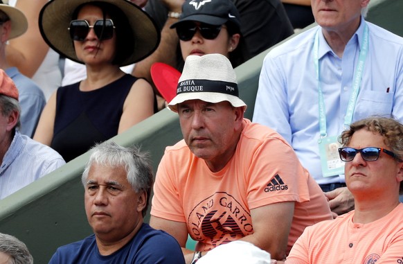 epa06793470 Austrian Dominic Thiem&#039;s coach Guenter Bresnik (C) watches him playing Marco Cecchinato of Italy during their men&#039;s semi final match during the French Open tennis tournament at R ...
