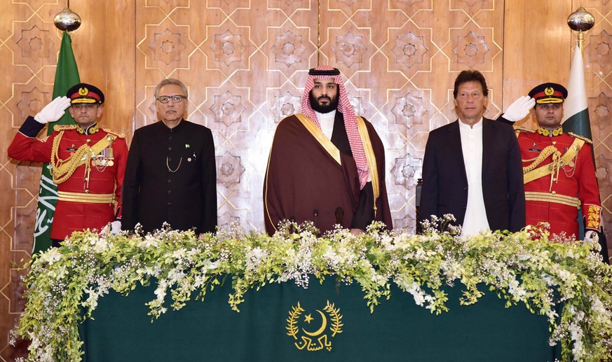 epa07378820 A handout photo made available by Press Information Department shows Saudi Crown Prince Mohammad Bin Salman (C) is flanked by Pakistan&#039;s President Arif Alvi (L), and Pakistan&#039;s P ...