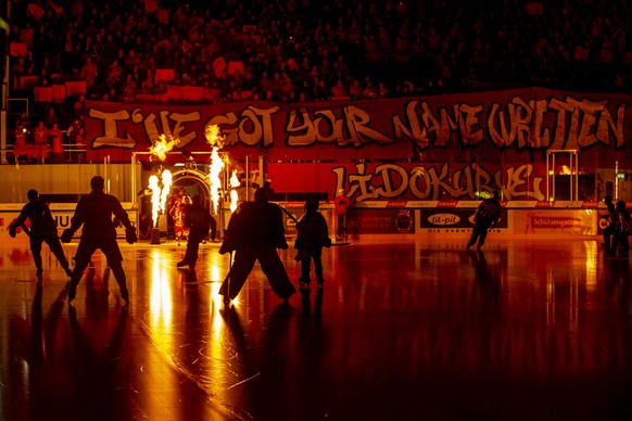 SC Rapperswil-Jona Lakers Torhueter Melvin Nyffeler, Mitte, und seine Mitspieler laufen ein zum Eishockey-Meisterschaftsspiel der National League zwischen den SC Rapperswil-Jona Lakers und den ZSC Lio ...