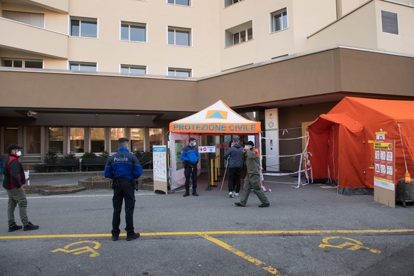 Ein Feldzelt des Katastrophenschutzes fuer die Triage am Eingang des Spitals Moncucco in Lugano am Dienstag, 17. Maerz 2020. Die Klinik Moncucco in Lugano ist eines von zwei medizinischen Zentren im K ...
