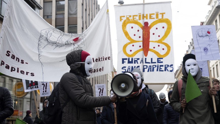 Demonstranten fordern die Regularisierung der Sans-Papiers in Basel am Donnerstag, 14. November 13, 2019. (KEYSTONE/Georgios Kefalas)