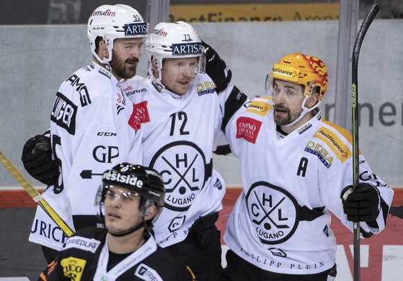 Luganos Thomas Wellinger, Tim Heed und Mark Arcobello, von links, feiern den Treffer zum 1-3 im Eishockey Meisterschaftsspiel der National League zwischen dem SC Bern und dem HC Lugano, am Samstag, 20 ...