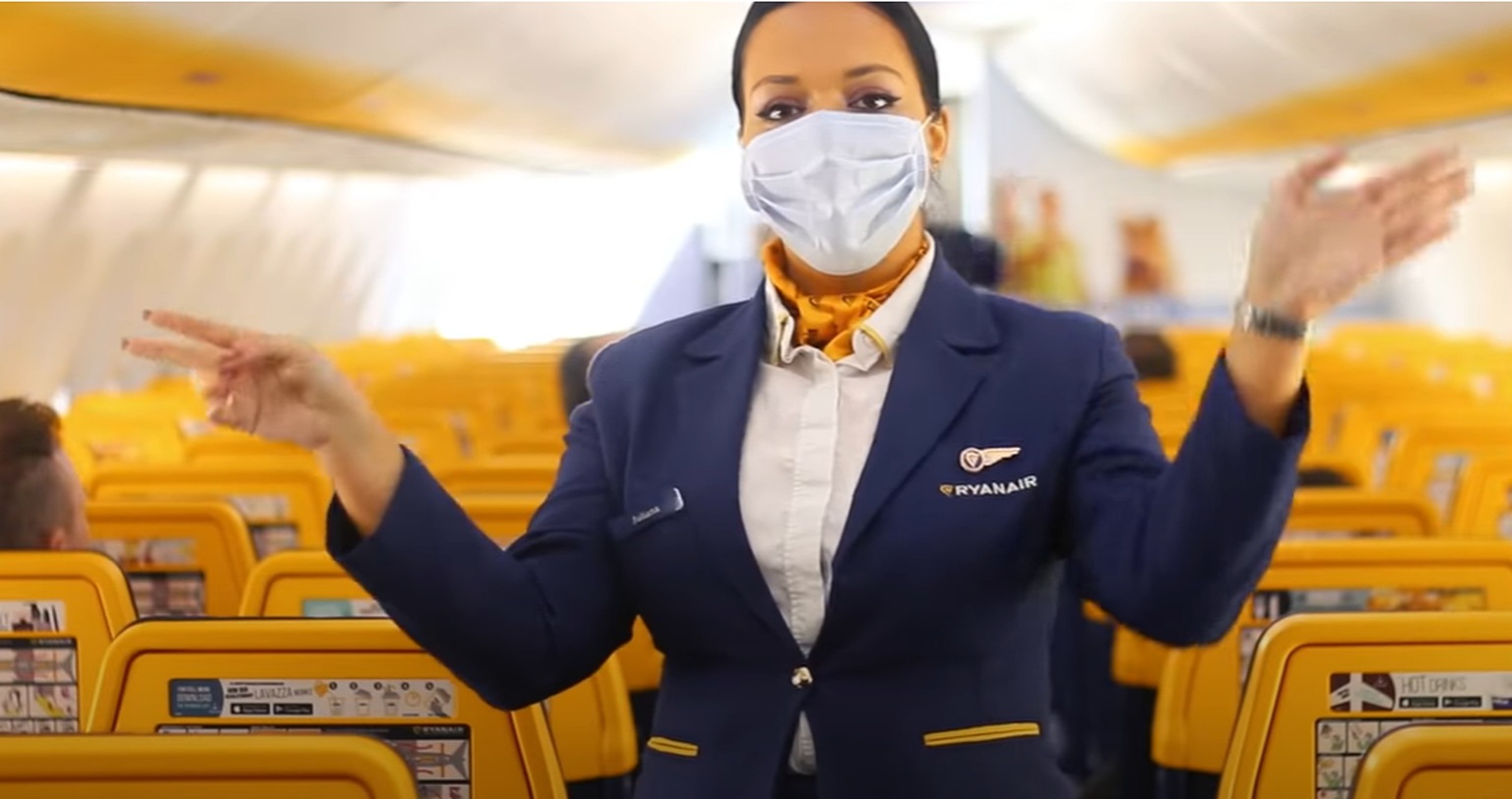 Nicht nur die Flugbegleiterinnen, sondern auch die Passagiere müssen bei Ryanair künftig Masken tragen.