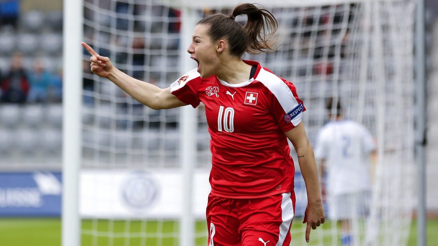 epa05251238 Switzerland&#039;s Ramona Bachmann celebrates after scoring the 1-0 during the UEFA Women&#039;s EURO 2017 qualifying soccer match between Switzerland and Italy at the Tissot Arena in Biel ...