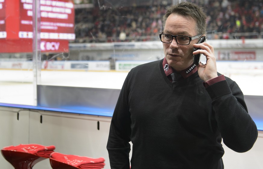 L&#039;entraineur genevois Chris McSorley, parle au telephone apres l&#039;annulation de la rencontre suite a un ecran geant lumineux au milieu de la patinoire, lors du match du championnat suisse de  ...
