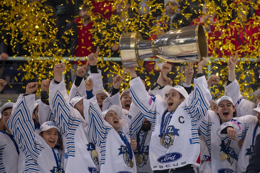 EV Zug Verteidiger Raphael Diaz stemmt den Pokal nach dem Sieg im Final des Swiss Ice Hockey Cups 2018/19 zwischen den SC Rapperswil-Jona Lakers und dem EV Zug am Sonntag, 3. Februar 2019, in Rappersw ...