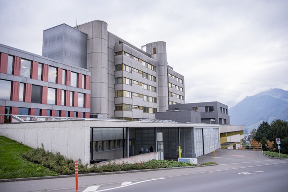 Das Spital Schwyz am Mittwoch, 14. Oktober 2020. Seit zehn Tagen nimmt die Zahl der Corona-Ansteckungen im inneren Kantonsteil rasant zu, teilte das Spital am Mittwoch mit. Mittlerweile seien 30 bis 4 ...