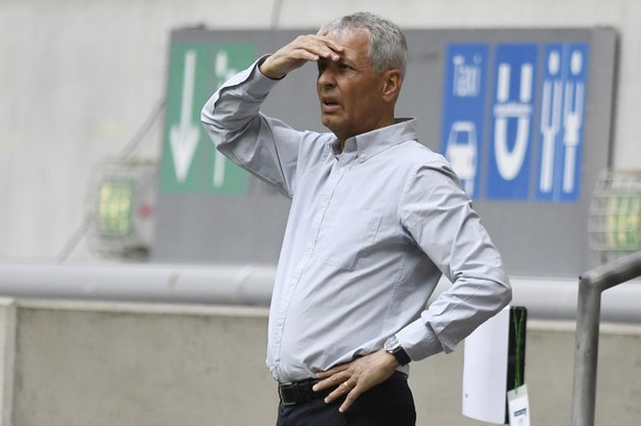 Dortmund&#039;s coach Lucien Favre stands at the side lines during the German Bundesliga soccer match between Fortuna Duesseldorf and Borussia Dortmund in Duesseldorf, Germany, Saturday, June 13, 2020 ...