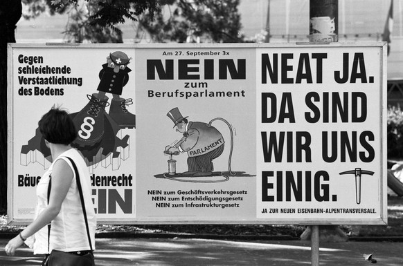 Plakat-Kampagne zu den eidgenoessischen Abstimmungsthemen vom Sepetmber 1992, darunter auch ein Plakat der Befuerworter der Neuen Eisenbahn-Alpentransversale NEAT, gegen die das Referendum ergriffen w ...